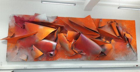 Tilman Hornig, Faltung Nr. 49, 2012, Lack auf Stahl, Holz, 270 x 771 x 51 cm, Dauerleihgabe der Galerie Gebr. Lehmann, Dresden
