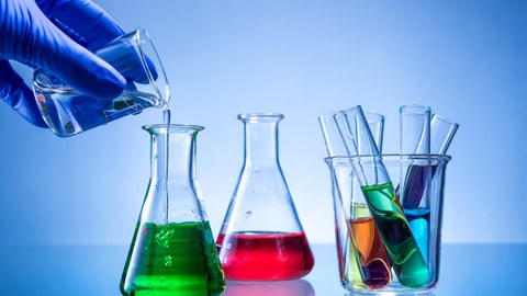 Laborkolben gefüllt mit farbigen Flüssigkeiten