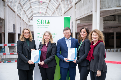 vlnr: Prof. Claudia Kemfert (SRU), Bundesbauministerin Verena Hubertz, Bundesumweltminister Carsten Schneider, Prof. Christina Dornack (SRU), Prof. Claudia Hornberg (SRU).