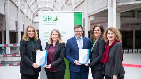 vlnr: Prof. Claudia Kemfert (SRU), Bundesbauministerin Verena Hubertz, Bundesumweltminister Carsten Schneider, Prof. Christina Dornack (SRU), Prof. Claudia Hornberg (SRU).