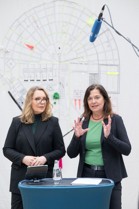 Professorin Claudia Kemfert und Professorin Christina Dornack (beide vom SRU) während der Diskussionsrunde zum Thema