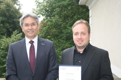 TUD Rector handles Catalin the TUD Young Investigator certificate