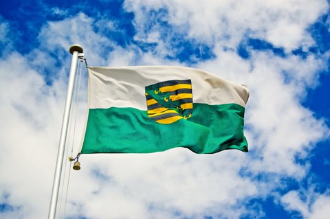 Auf dem Foto ist die sächsische Flagge zu sehen
