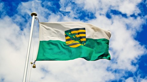 Auf dem Foto ist die sächsische Flagge zu sehen