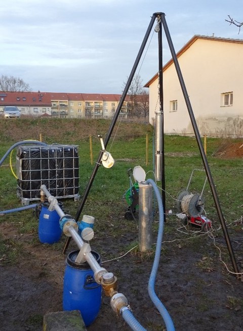 Das Bild zeigt einen Pumpversuch auf dem Lehr- und Forschungsfeld Pirna