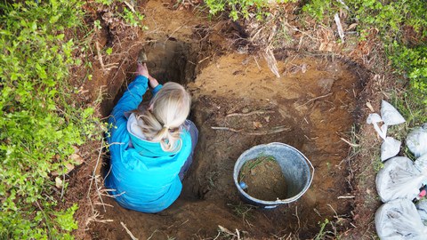 BeschreibungIm Rahmen der Feldkampagne wurden u.a. auch Bodenuntersuchungen durchgeführt und Bodenproben genommen.