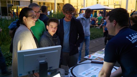 Besucher bei der Langen Nacht der Wissenschaften