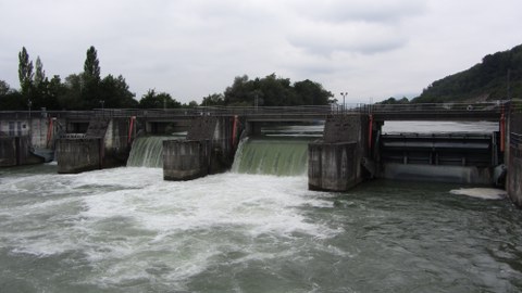 Regulierbare Wehranlage am Kraftwerk Ruppoldingen