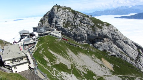 Pilatus-Bergstation mit Zahnrad- und Seilbahn