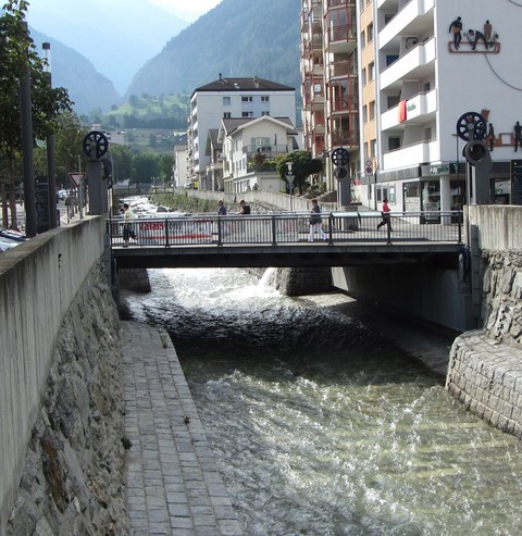 Selbsthebende Saltina-Brücke und Hochwasserschutzmauern in Brig
