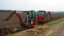 Aufbau: Baggern für Stromkabel in Eigenregie