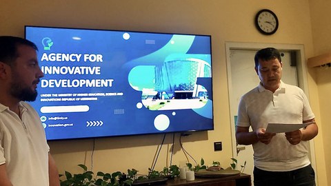 Herr Dilmurod Rakhmatullaev von der Agentur für innovative Entwicklung des Ministeriums für Hochschulbildung, Wissenschaft und Innovationen der Republik Usbekistan