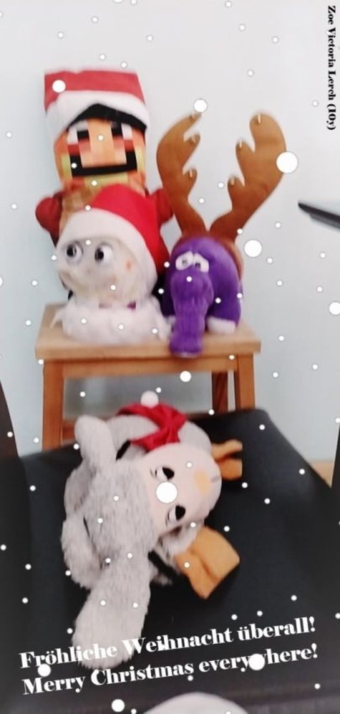 Foto als Grußbild zu Weihnachten mit weihnachtlich geschmückten Kuscheltieren und Schnee
