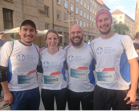 Foto. Vier Personen in Sportoutfit und mit strahlenden Gesichtern. Sie sind Beschäftigte des Instituts bei der Teilnahme an der REWE Team Challenge.