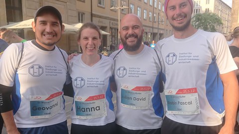 Foto. Vier Personen in Sportoutfit und mit strahlenden Gesichtern. Sie sind Beschäftigte des Instituts bei der Teilnahme an der REWE Team Challenge.