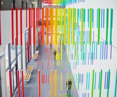Stäbe in Spektralfarben von der Decke hängend im Foyer des Neubaus der Chemischen Institute
