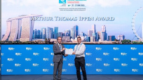 Professor Vowinckel bekommt Award überreicht