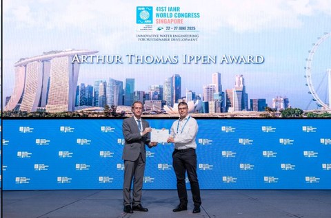 Professor Vowinckel bekommt Award überreicht