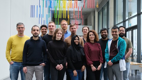 Mitarbeiter der Professur vor den Spektreninstalation im Chemie-Neubau