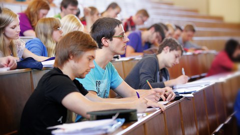 Studierende in einem Hörsaal