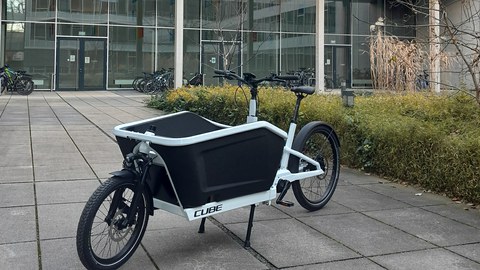 Foto des Lastenfahrrads im Innenhof
