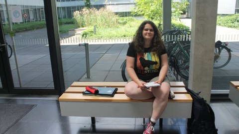 Masterstudentin Alissa Burkhardt auf dem Campus der TU Dresden