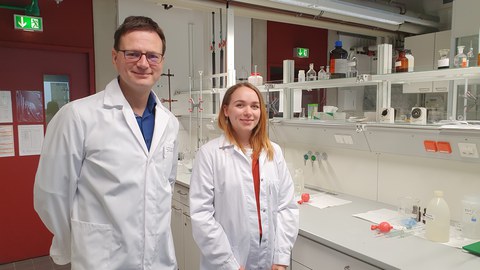 Der Praxisanteil in den Hydrowissenschaften ist sehr hoch. Hier zu sehen sind Frau Riedel und Herr Prof. Stolte im Labor.