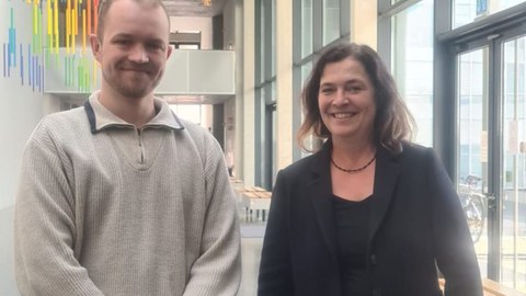 Gemeinsames Foto von Masterstudent Eero Kerojoki und Professorin Christina Dornack an der TUD