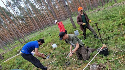 WAIKLIM researchers install equipment