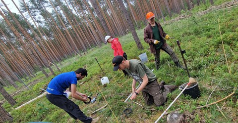 WAIKLIM researchers install equipment