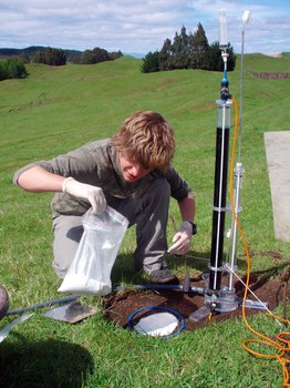 Messung beim Feldpraktikum Hydrologie
