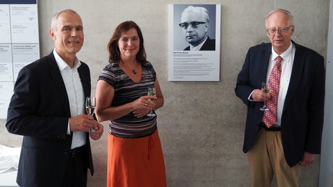 Prof. Krebs, Prof. Dornack, Prof. Liedl an der Gedenktafel des Namensgebers 