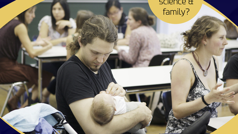Mann mit Baby auf dem Arm bei einem Workshop
