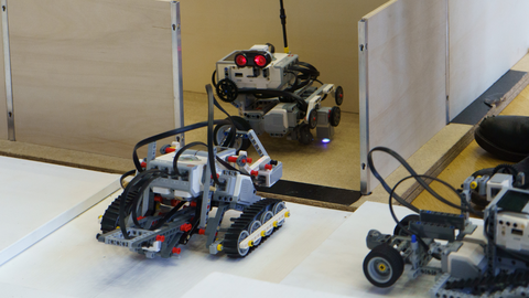 Lego Mindstorms EV3 Roboter am Eingang zum Labyrinth