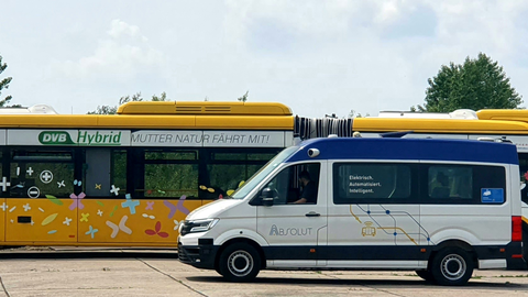 Ein umgerüsteter, automatisierter Citaro G Gelenkbus der DVB steht hinter dem automatisierten e-Crafter aus dem Projekt ABSOLUT in Torgau