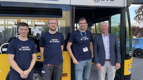 Professor Dr. Bäker und Mitarbeiter des FZM bei der Langen Nacht der Wissenschaften vor dem umgebauten Citaro