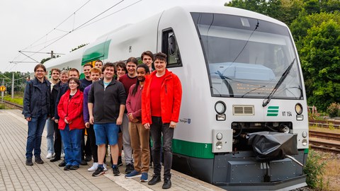 Gruppenfoto vor einem Regioshuttle der Vogtlandbahn, welches die Exkursionsgruppe auf den Betriebshof der Länderbahn fuhr
