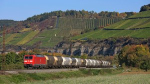 Im Maintal Güterzug mit Schüttgutwagen auf der Strecke Karlstadt - Himmelstadt mit Ellok Baureihe 185 bei herbstlicher Lichtstimmung