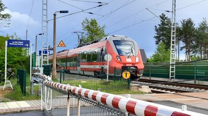Triebwagen am BÜ in Lauta