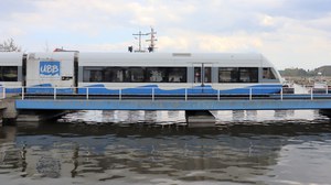 UBB-Triebwagen auf Bruecke