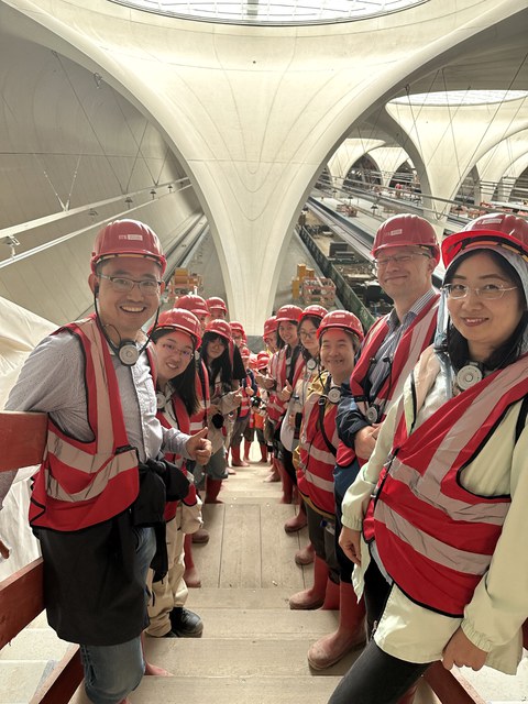Exkursionsgruppe auf der Baustelle in Stuttgart