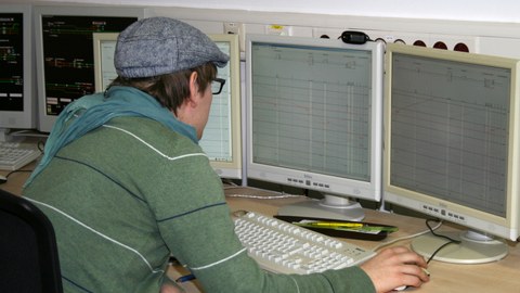 Student sitzt vor einem Bildschirm des Dispositionssystems.