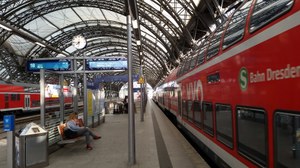 Foto der Gleise 18 und 19 in der Nordhalle des Hauptbahnhofs Dresden. Rechts, am Gleis 19 steht die S-Bahn, S 1, Richtung Meißen.