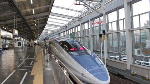 Shinkansen-Zug am Bahnsteig