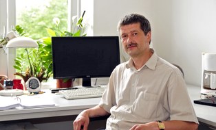 Ulf Gerber am Schreibtisch