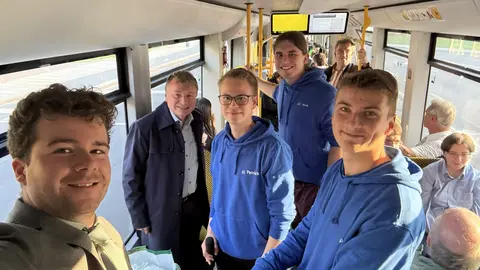 Ein gemeinsames Selfie in der Straßenbahn: links Johnny Bahr, daneben Steffen Dutsch und rechts von ihm Patrick Hübner, Jacob Kallert und Leon Hausmann vom Fachschaftsrat.