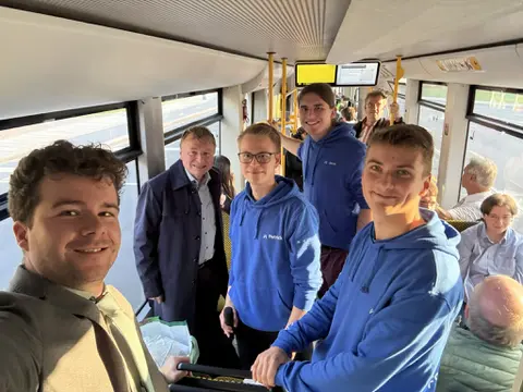 Ein gemeinsames Selfie in der Straßenbahn: links Johnny Bahr, daneben Steffen Dutsch und rechts von ihm Patrick Hübner, Jacob Kallert und Leon Hausmann vom Fachschaftsrat.