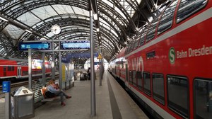 Foto der Gleise 18 und 19 in der Nordhalle des Hauptbahnhofs Dresden. Rechts, am Gleis 19 steht die S-Bahn, S 1, Richtung Meißen.