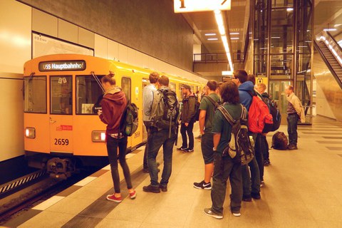 Einfahrt der U55 am Hauptbahnhof