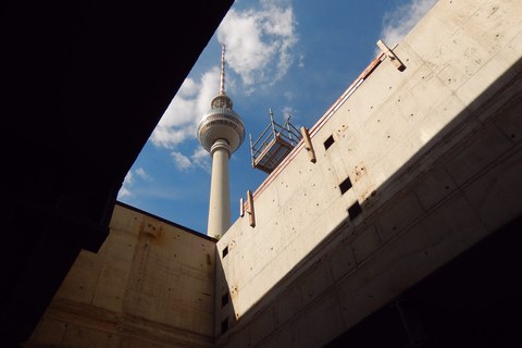 Blick durch Logistik-Zugang zum Fernsehturm